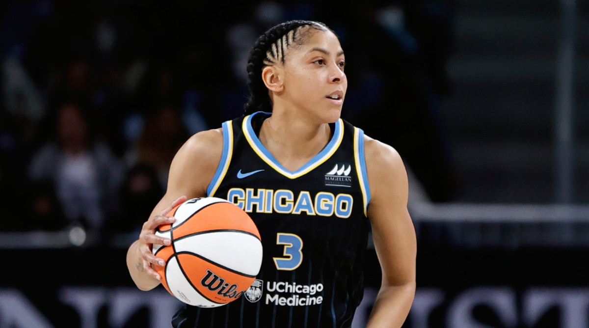 Chicago Sky forward Candace Parker (3) brings the ball up court.